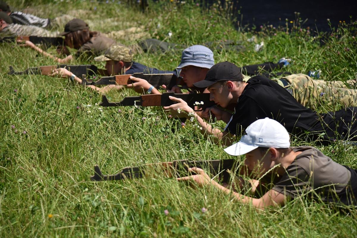 Ukrayna'da gençlere bir günlük askeri eğitim