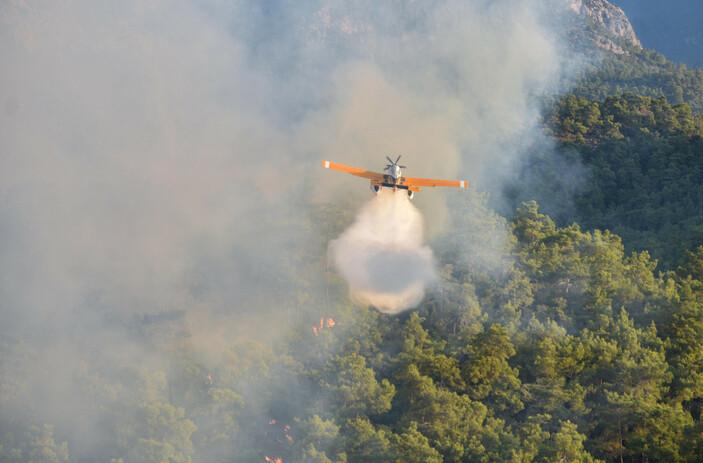 Kemer'deki orman yangınına havadan müdahale