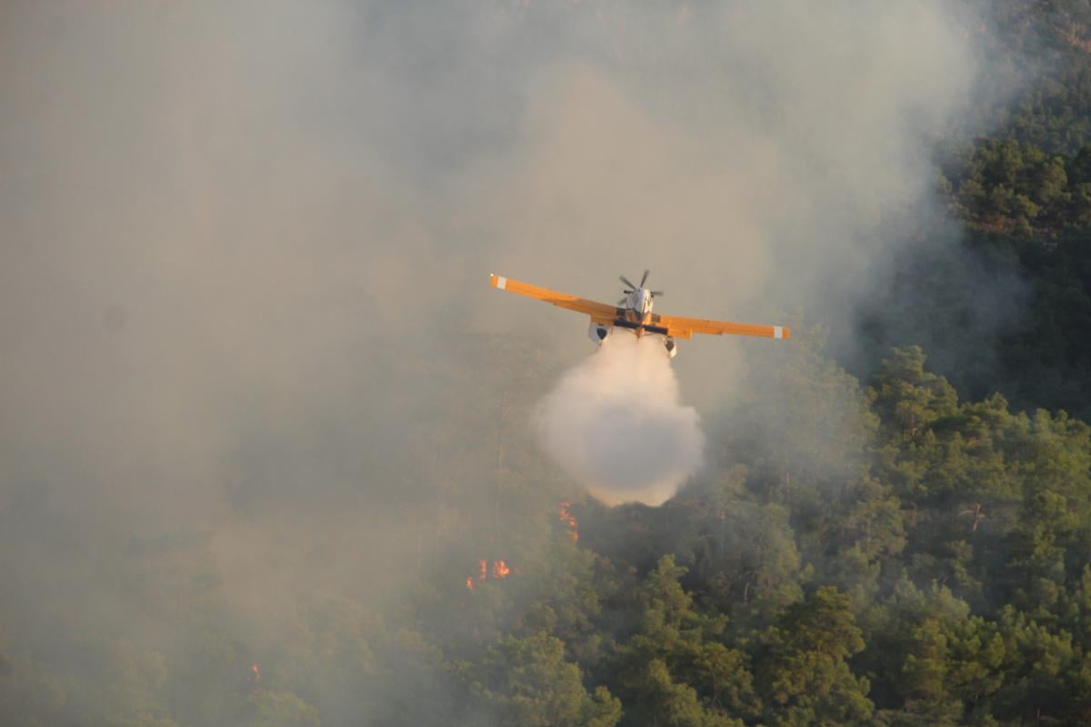 Kemer'deki orman yangınına havadan müdahale