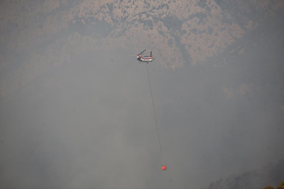 Kemer'deki orman yangınına havadan müdahale