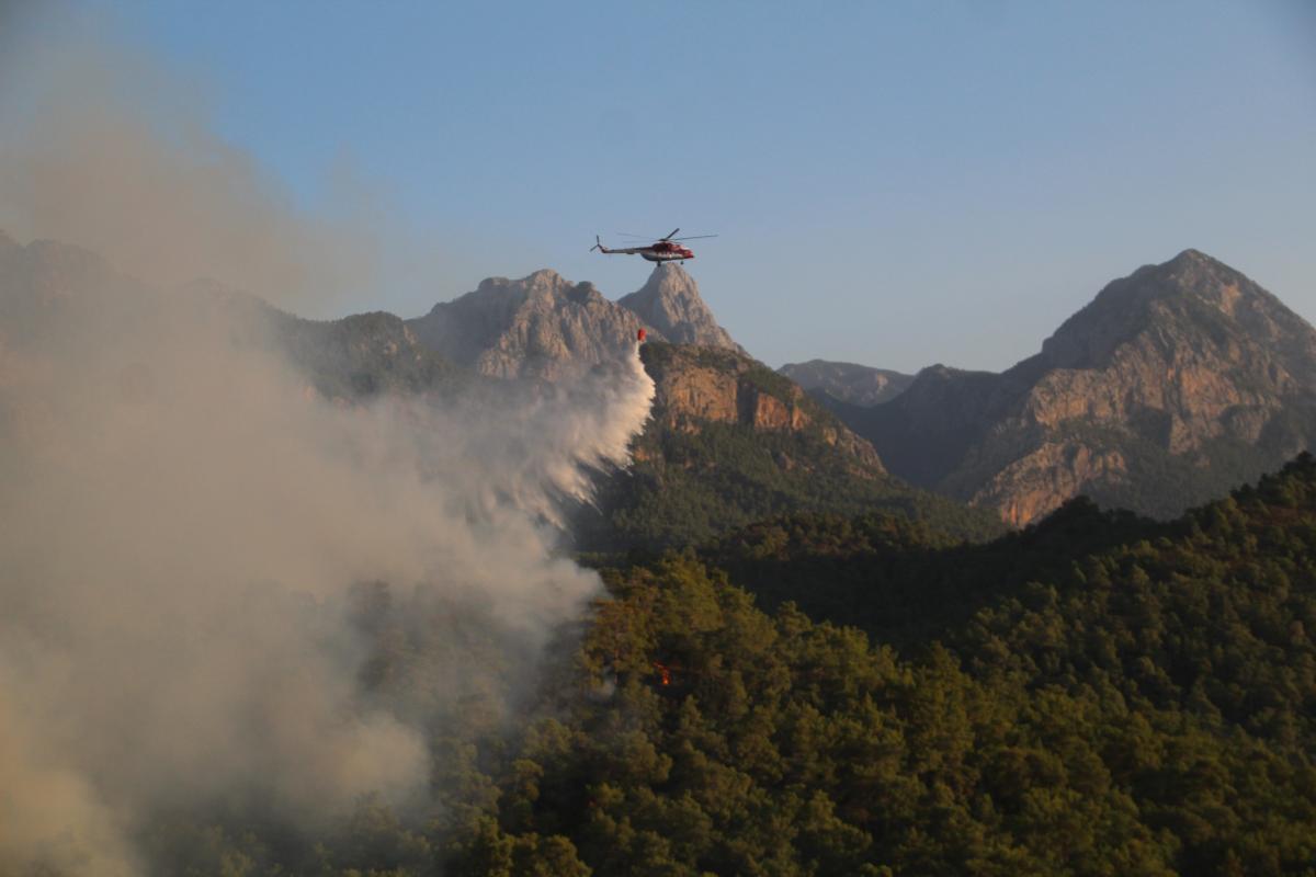 Kemer'deki orman yangınına havadan müdahale