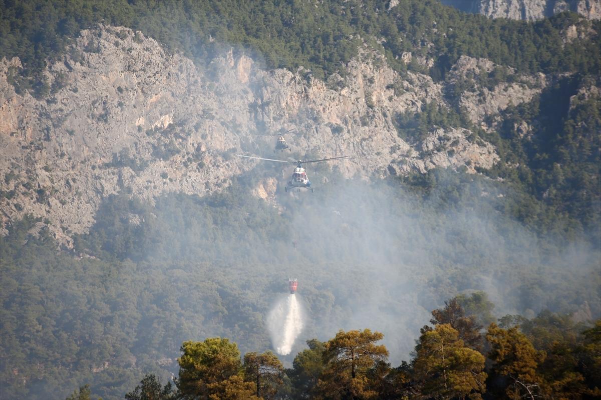 Kemer'deki orman yangınına havadan müdahale