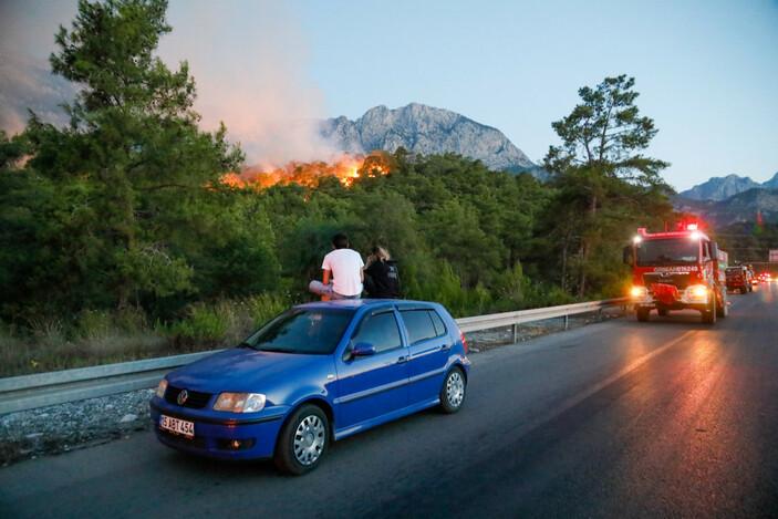 Kemer'deki orman yangınına havadan müdahale