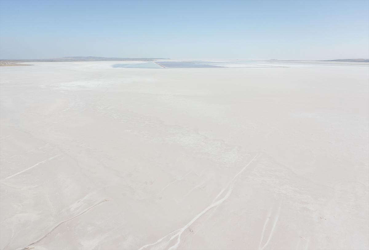 Tuz Gölü’ndeki renk değişimi ziyaretçilere görsel şölen sunuyor