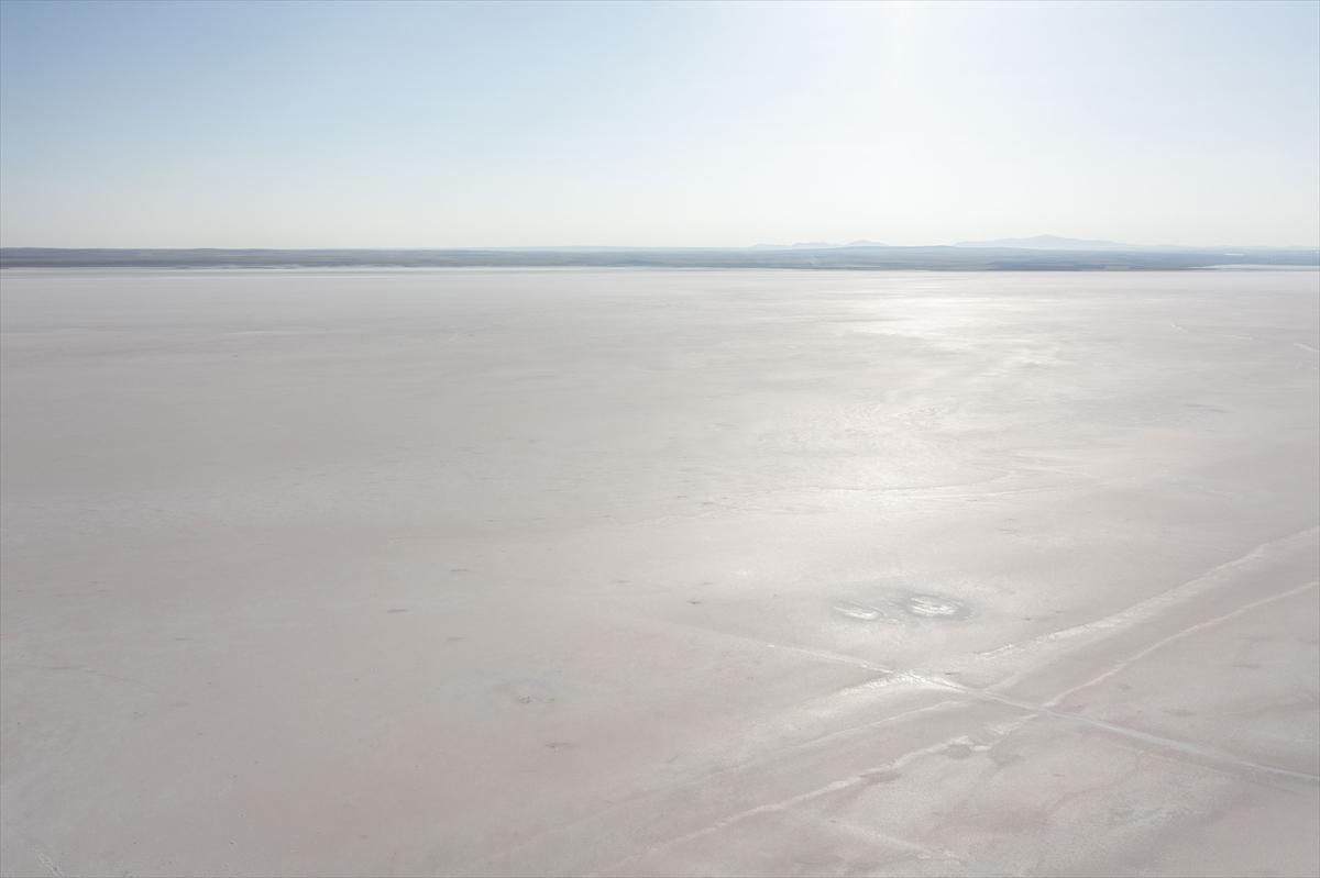 Tuz Gölü’ndeki renk değişimi ziyaretçilere görsel şölen sunuyor