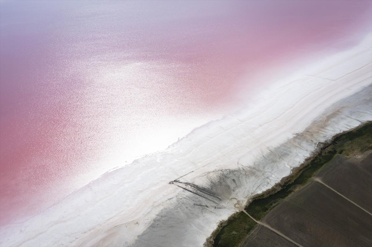 Tuz Gölü’ndeki renk değişimi ziyaretçilere görsel şölen sunuyor
