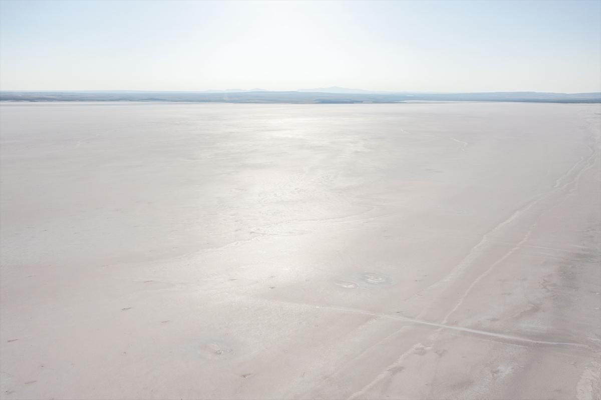 Tuz Gölü’ndeki renk değişimi ziyaretçilere görsel şölen sunuyor