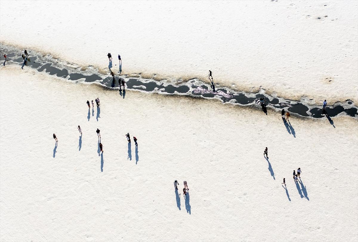 Tuz Gölü’ndeki renk değişimi ziyaretçilere görsel şölen sunuyor