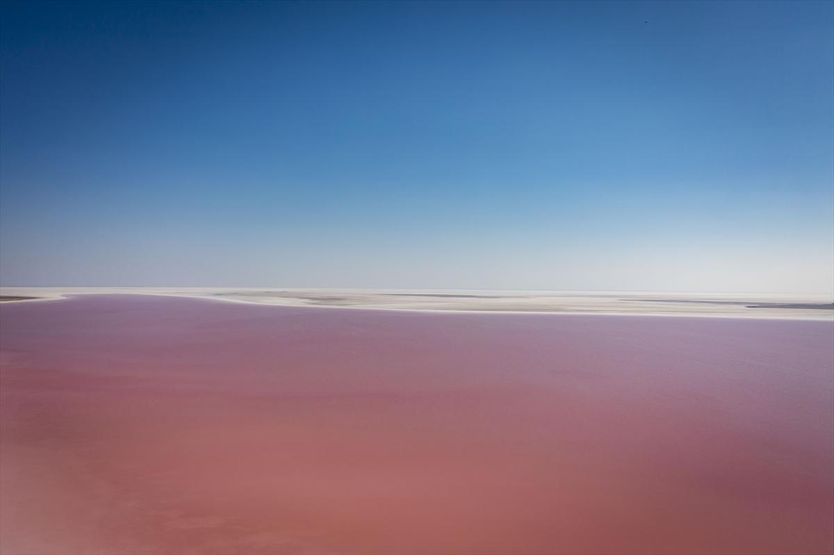 Tuz Gölü’ndeki renk değişimi ziyaretçilere görsel şölen sunuyor