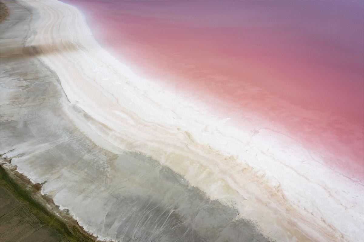 Tuz Gölü’ndeki renk değişimi ziyaretçilere görsel şölen sunuyor