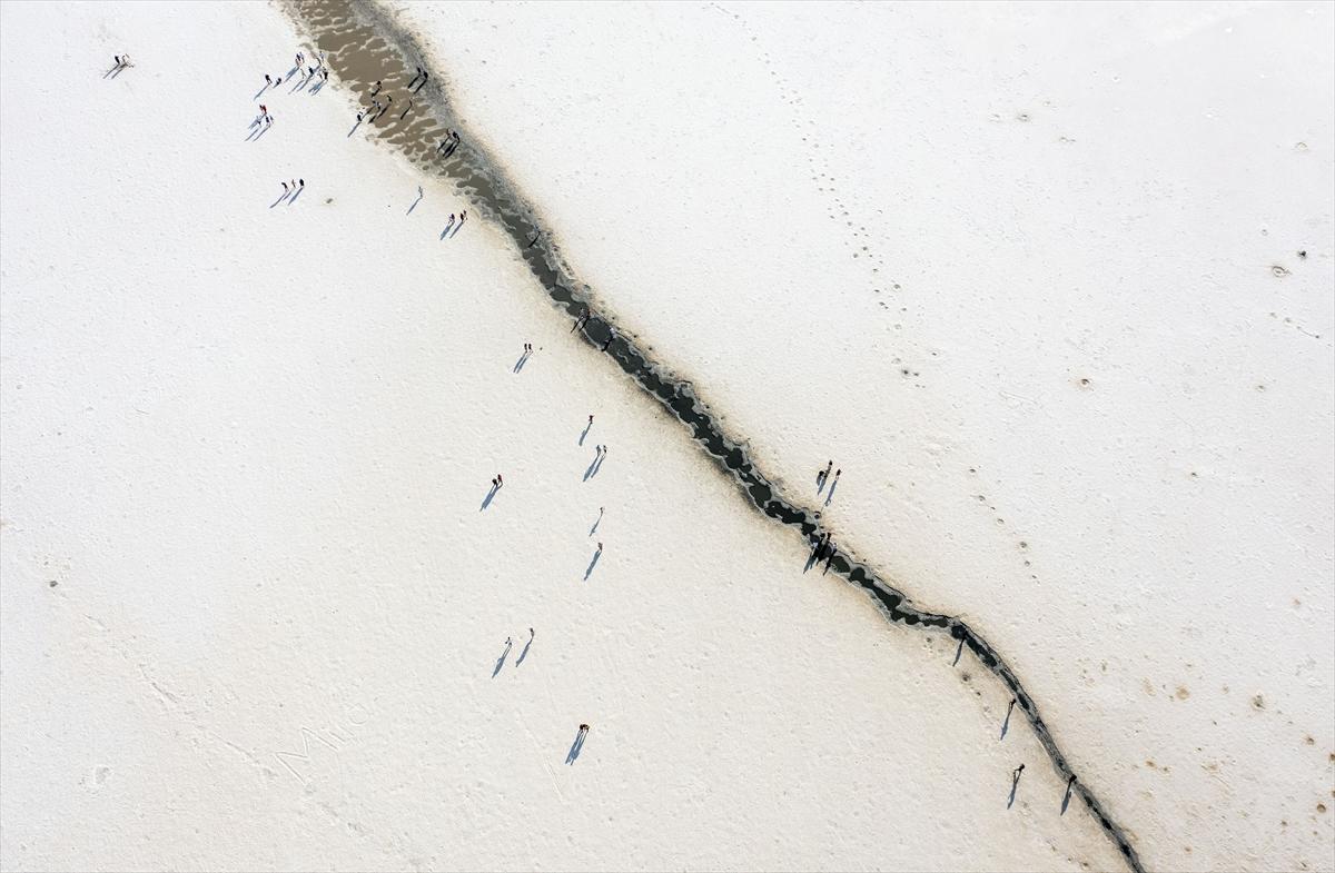 Tuz Gölü’ndeki renk değişimi ziyaretçilere görsel şölen sunuyor