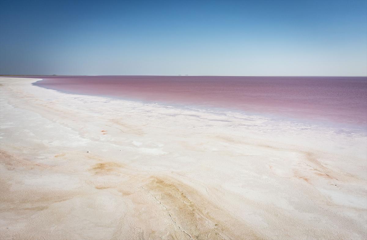 Tuz Gölü’ndeki renk değişimi ziyaretçilere görsel şölen sunuyor