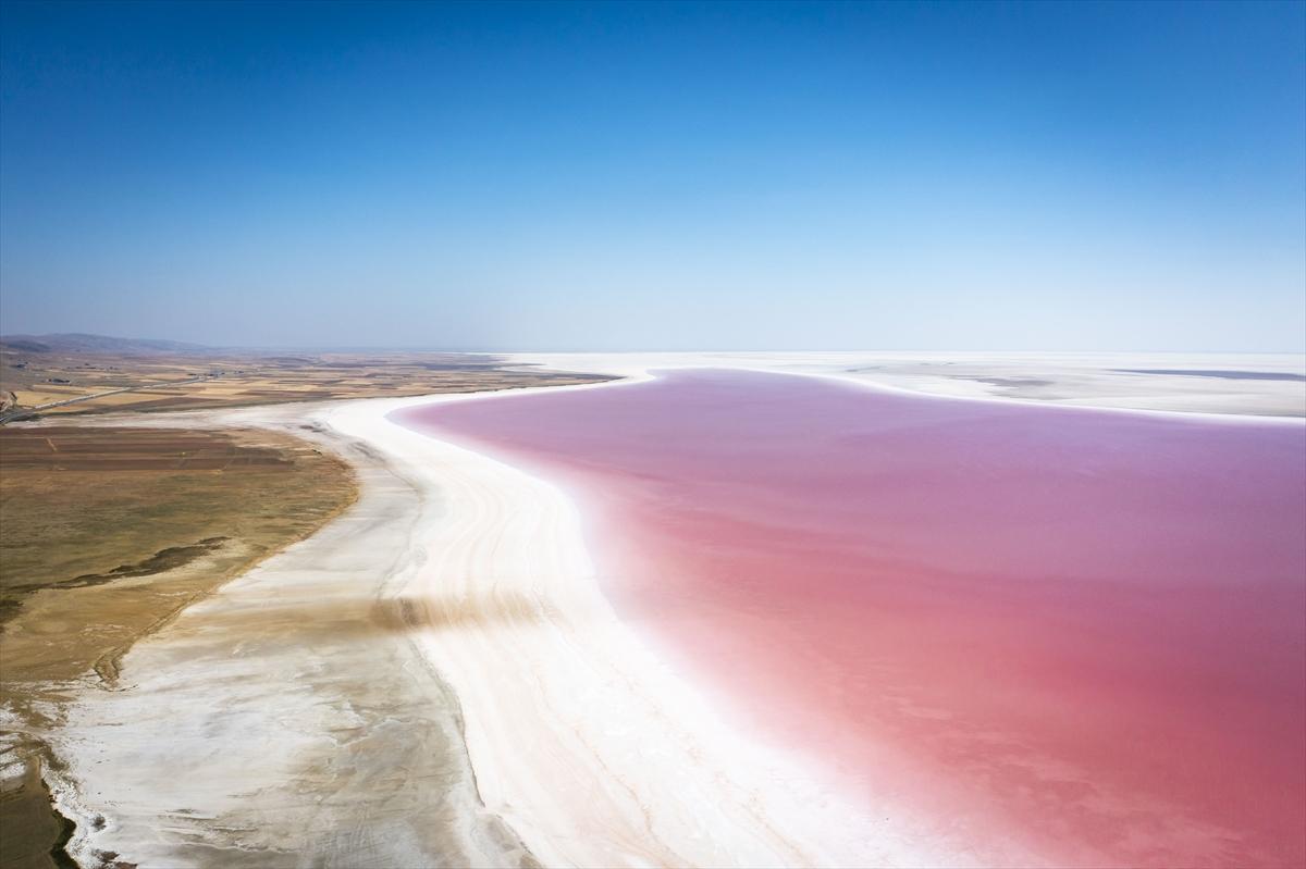 Tuz Gölü’ndeki renk değişimi ziyaretçilere görsel şölen sunuyor