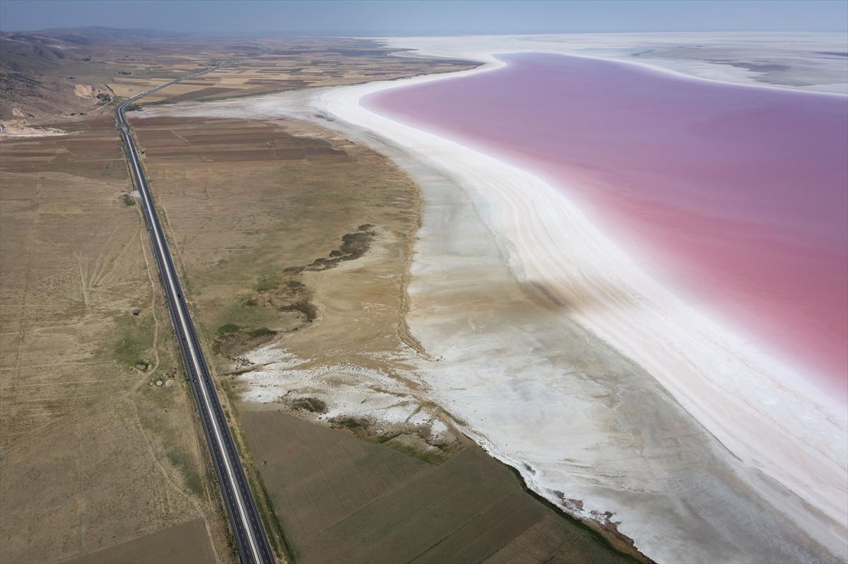 Tuz Gölü’ndeki renk değişimi ziyaretçilere görsel şölen sunuyor