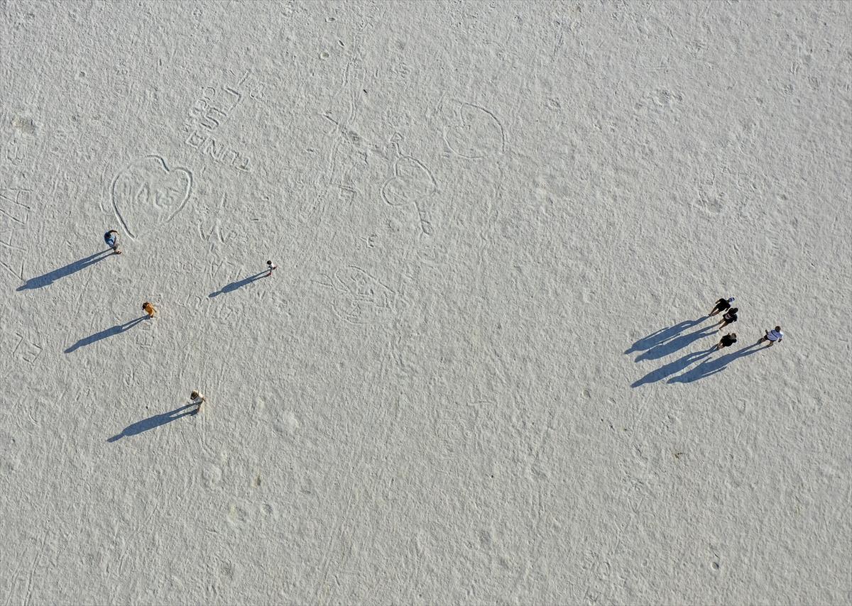 Tuz Gölü’ndeki renk değişimi ziyaretçilere görsel şölen sunuyor