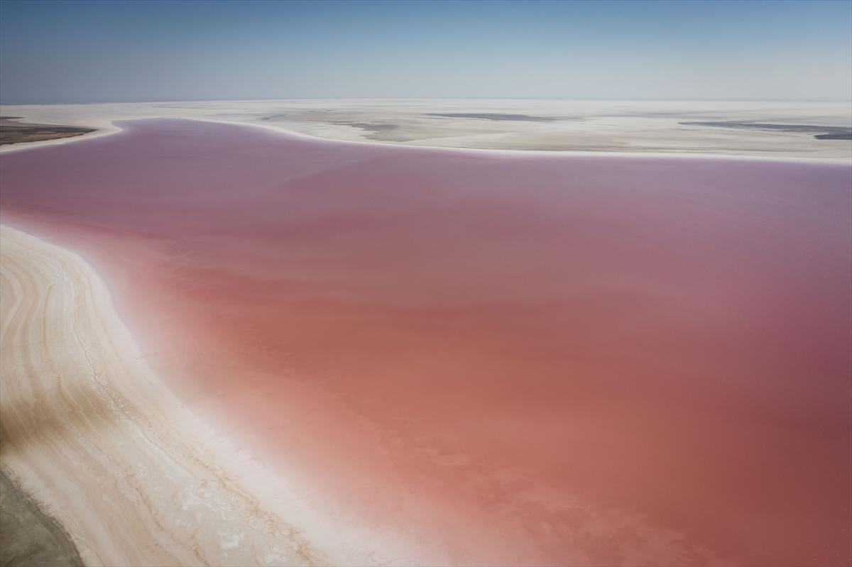 Tuz Gölü’ndeki renk değişimi ziyaretçilere görsel şölen sunuyor