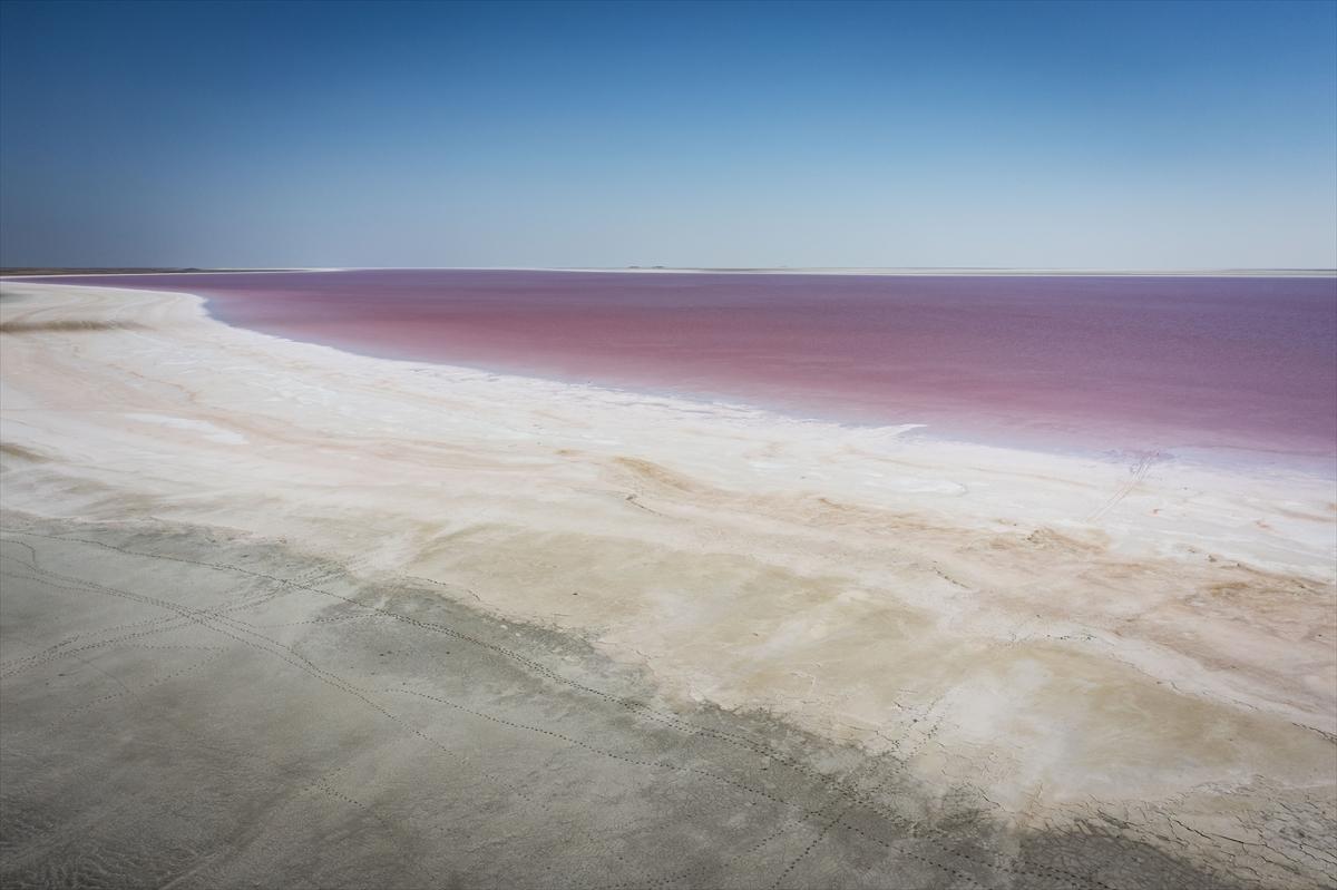 Tuz Gölü’ndeki renk değişimi ziyaretçilere görsel şölen sunuyor