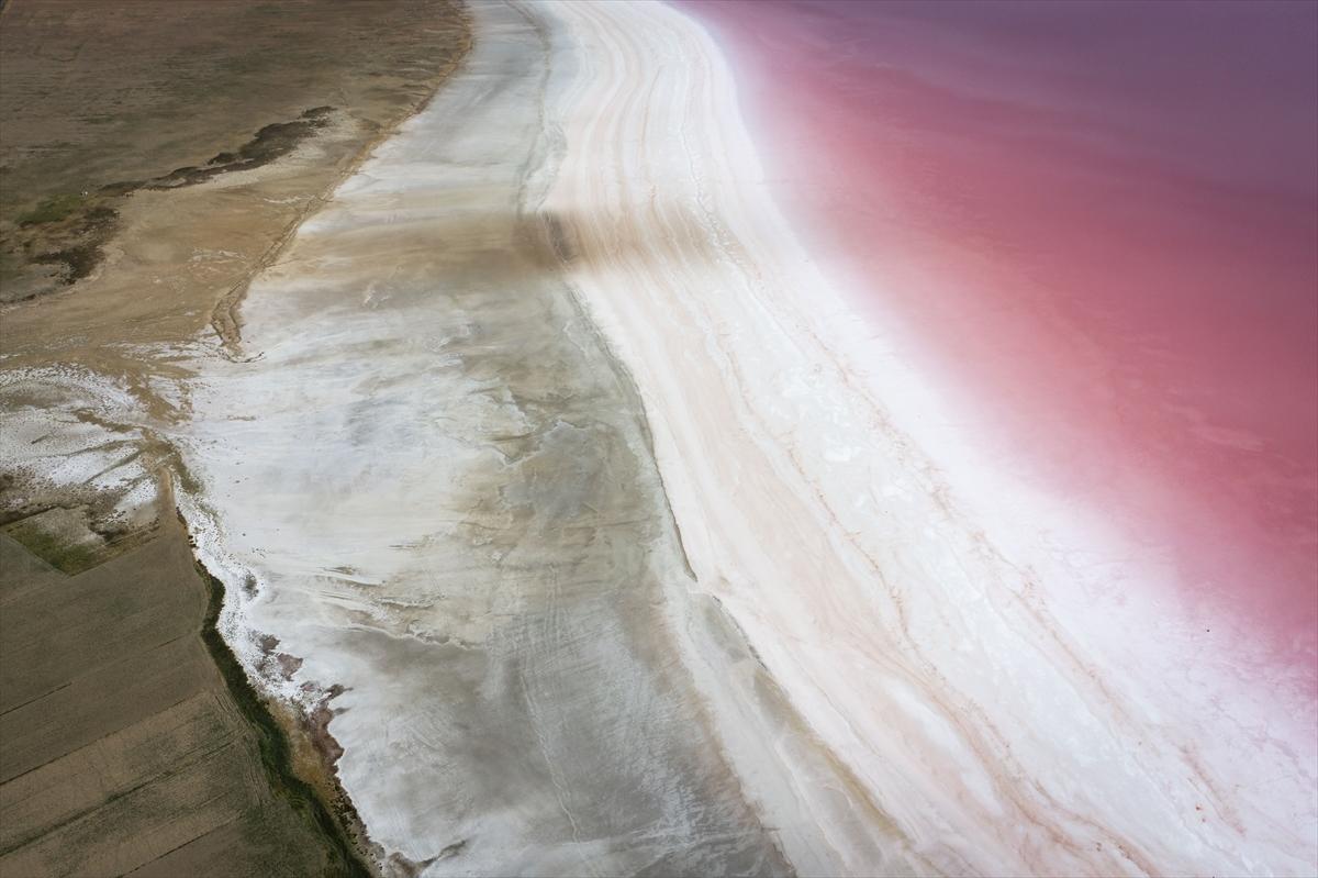 Tuz Gölü’ndeki renk değişimi ziyaretçilere görsel şölen sunuyor