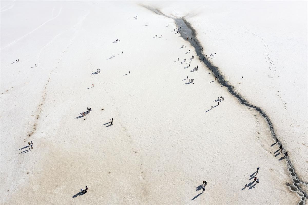 Tuz Gölü’ndeki renk değişimi ziyaretçilere görsel şölen sunuyor