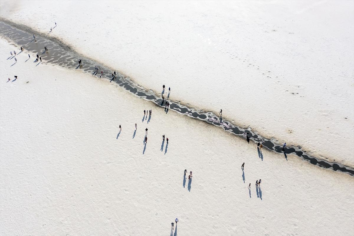 Tuz Gölü’ndeki renk değişimi ziyaretçilere görsel şölen sunuyor
