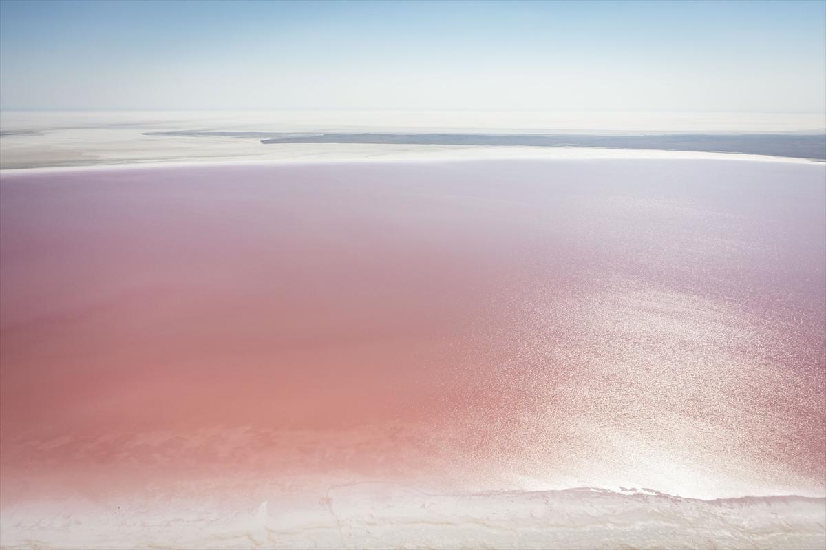 Tuz Gölü’ndeki renk değişimi ziyaretçilere görsel şölen sunuyor