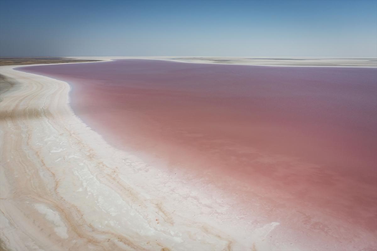 Tuz Gölü’ndeki renk değişimi ziyaretçilere görsel şölen sunuyor