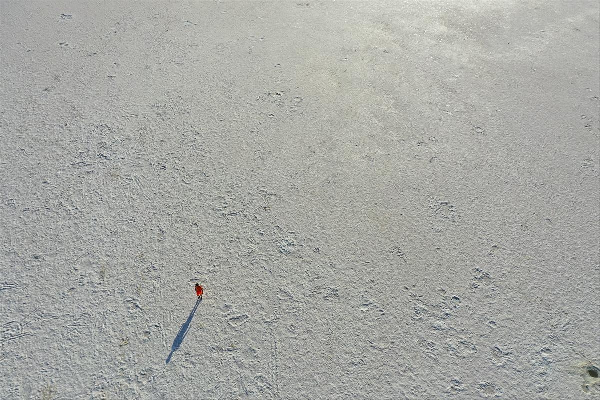 Tuz Gölü’ndeki renk değişimi ziyaretçilere görsel şölen sunuyor