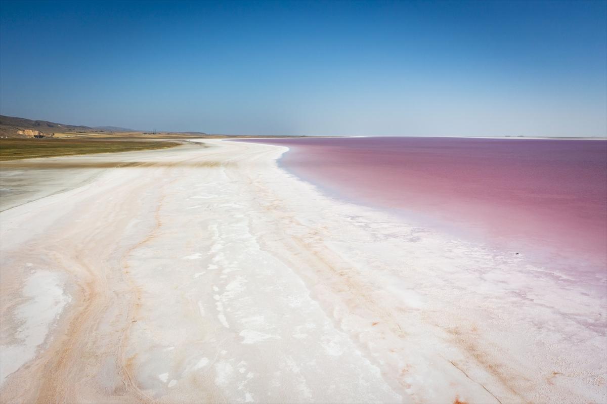 Tuz Gölü’ndeki renk değişimi ziyaretçilere görsel şölen sunuyor