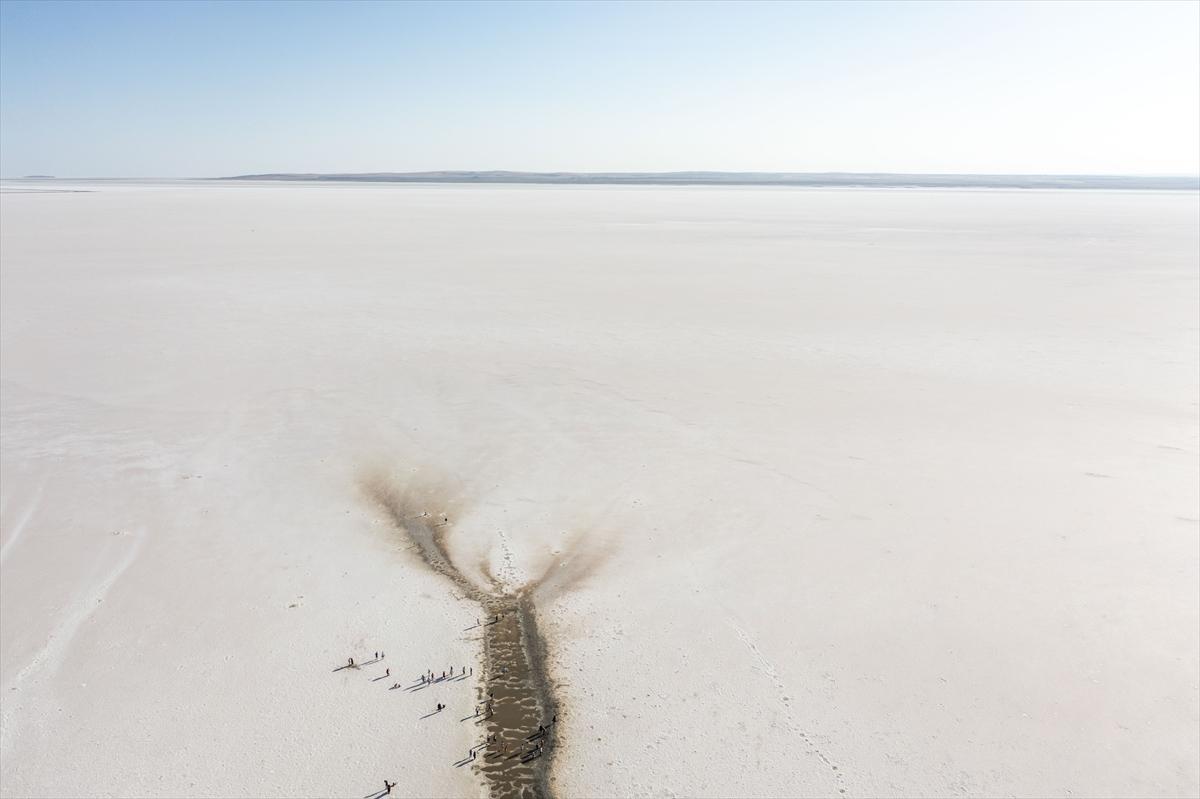 Tuz Gölü’ndeki renk değişimi ziyaretçilere görsel şölen sunuyor