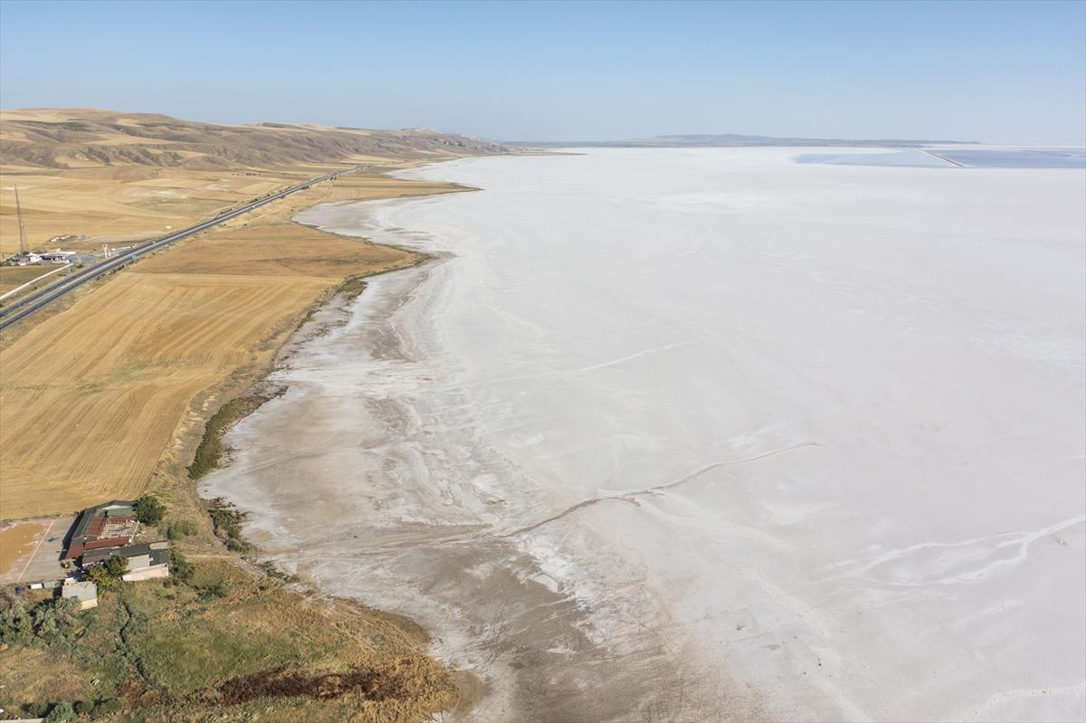 Tuz Gölü’ndeki renk değişimi ziyaretçilere görsel şölen sunuyor
