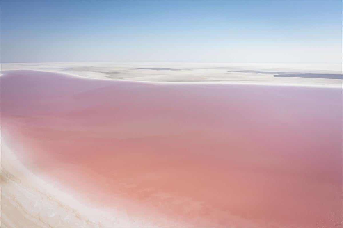 Tuz Gölü’ndeki renk değişimi ziyaretçilere görsel şölen sunuyor