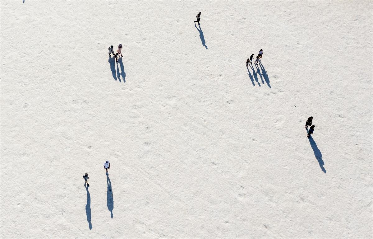 Tuz Gölü’ndeki renk değişimi ziyaretçilere görsel şölen sunuyor