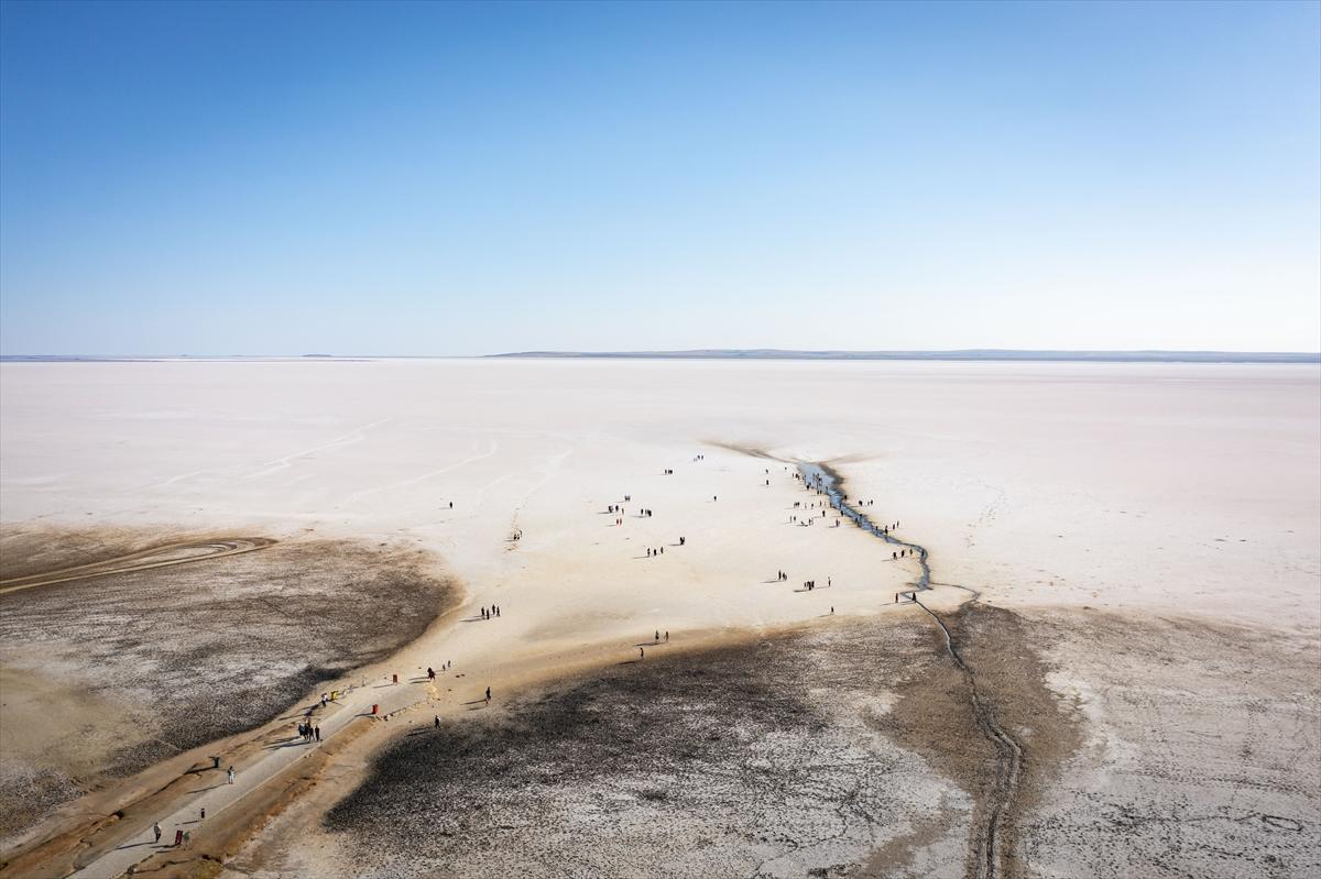 Tuz Gölü’ndeki renk değişimi ziyaretçilere görsel şölen sunuyor