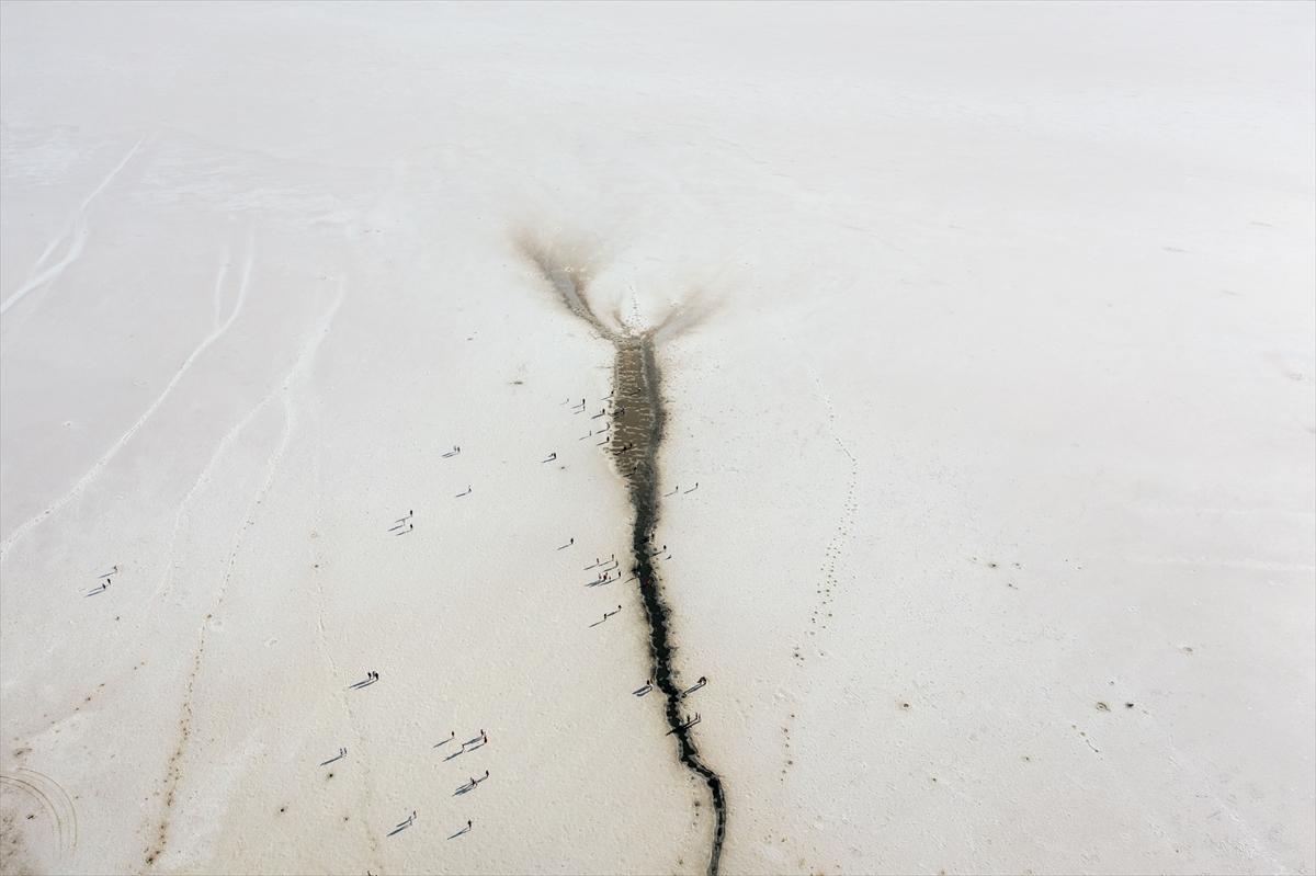 Tuz Gölü’ndeki renk değişimi ziyaretçilere görsel şölen sunuyor