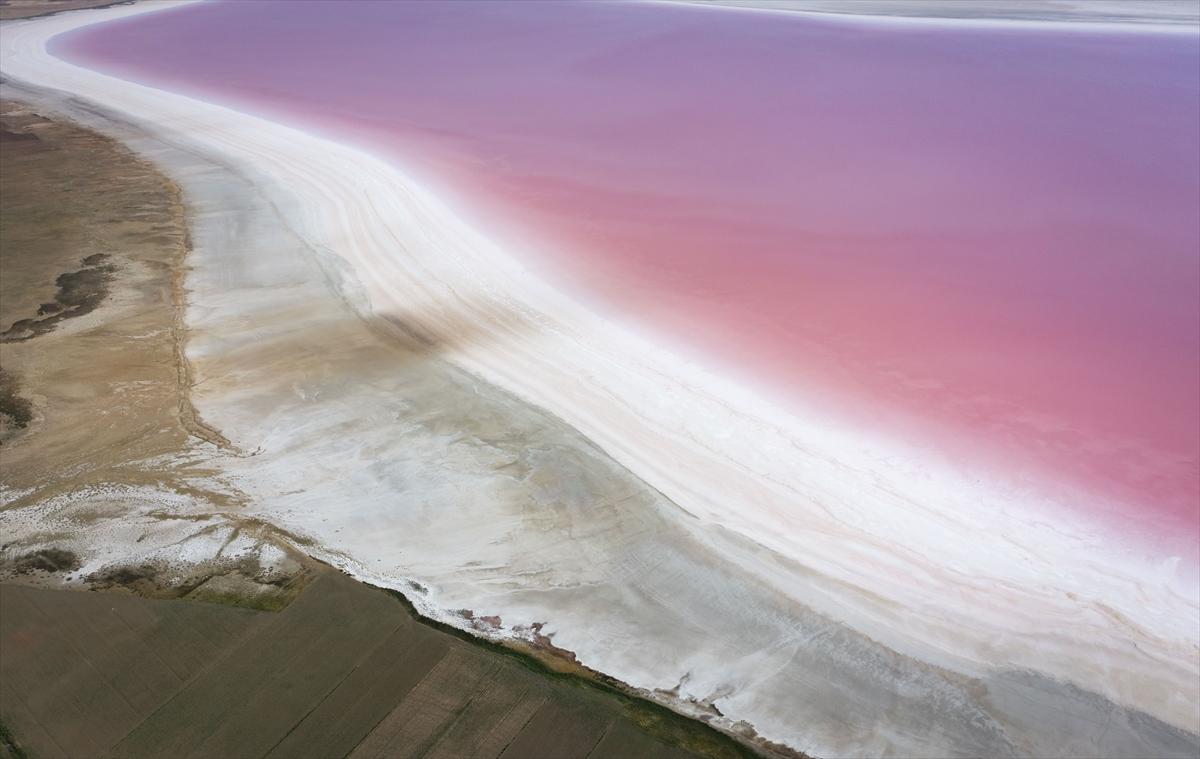 Tuz Gölü’ndeki renk değişimi ziyaretçilere görsel şölen sunuyor