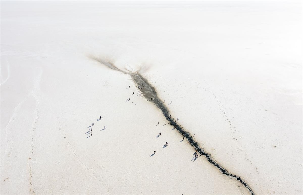 Tuz Gölü’ndeki renk değişimi ziyaretçilere görsel şölen sunuyor