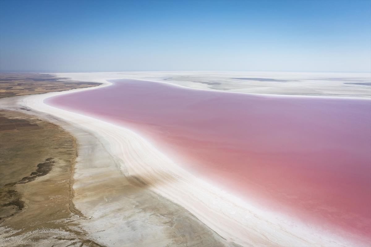 Tuz Gölü’ndeki renk değişimi ziyaretçilere görsel şölen sunuyor