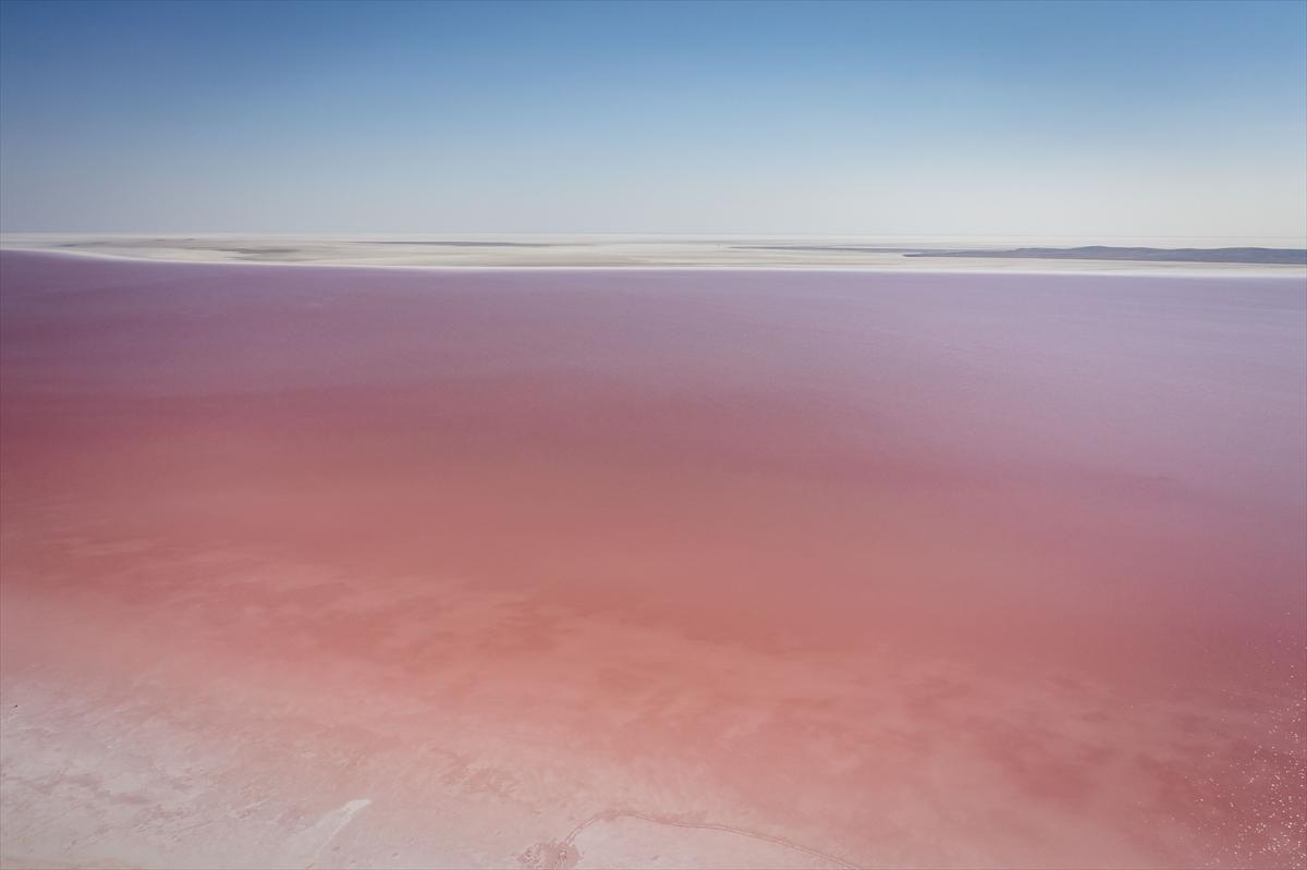 Tuz Gölü’ndeki renk değişimi ziyaretçilere görsel şölen sunuyor