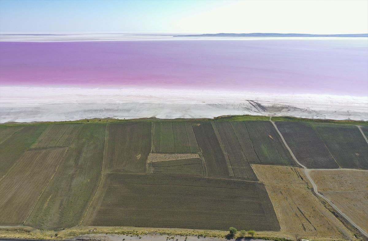 Tuz Gölü’ndeki renk değişimi ziyaretçilere görsel şölen sunuyor