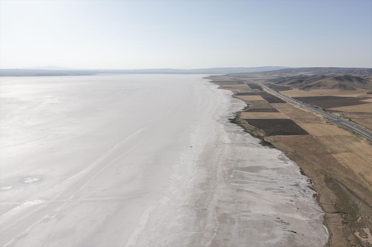 Tuz Gölü’ndeki renk değişimi ziyaretçilere görsel şölen sunuyor