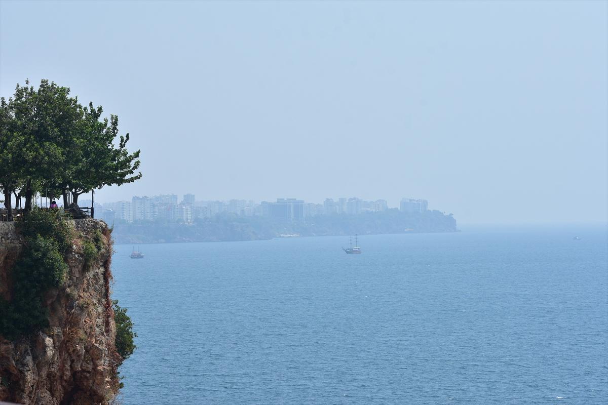 Antalya'daki yoğun nem bunalttı