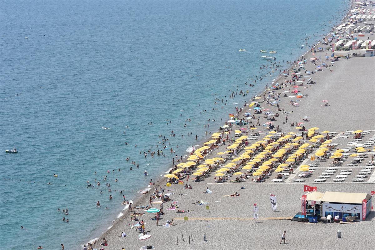 Antalya'daki yoğun nem bunalttı