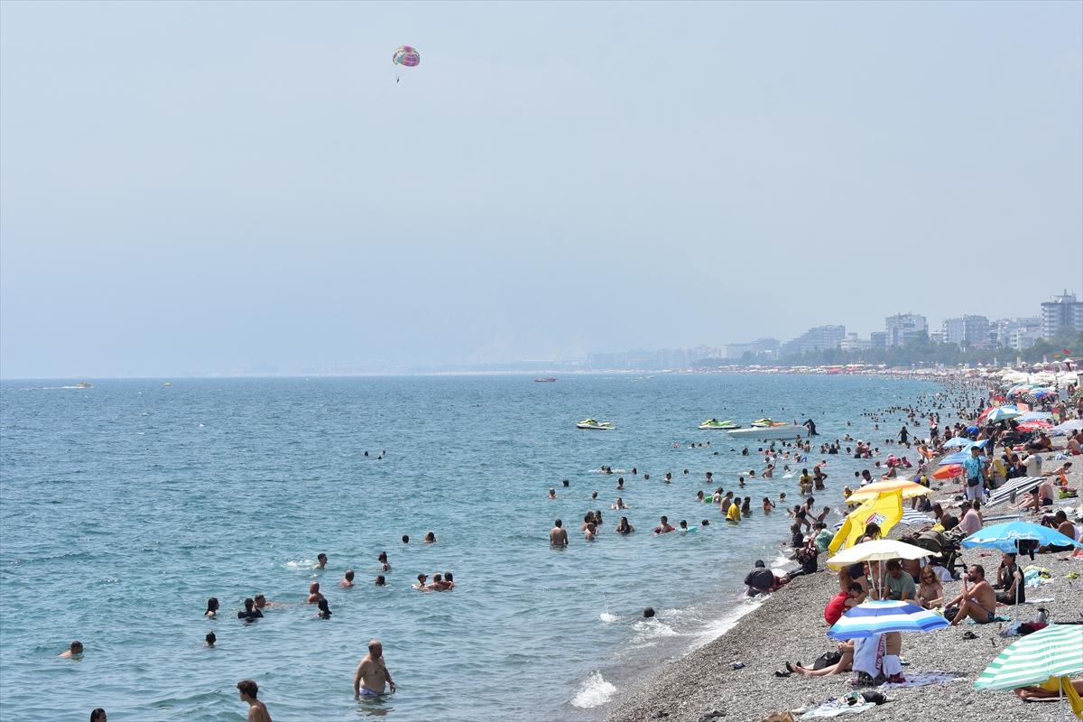 Antalya'daki yoğun nem bunalttı