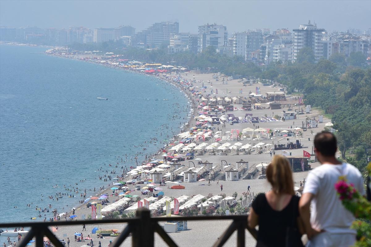 Antalya'daki yoğun nem bunalttı