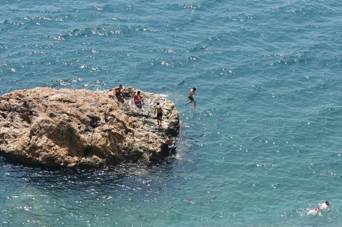 Antalya'daki yoğun nem bunalttı