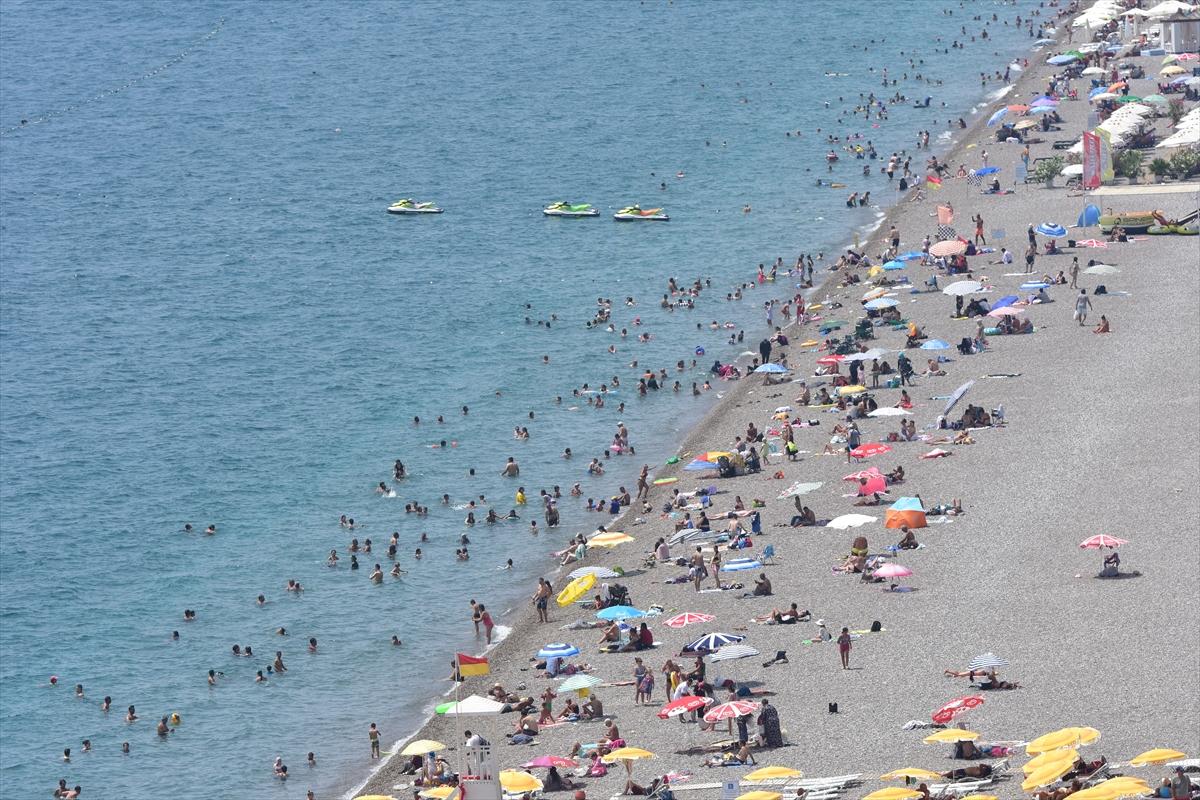 Antalya'daki yoğun nem bunalttı