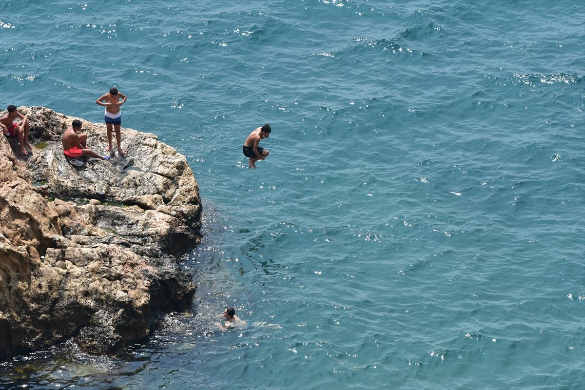 Antalya'daki yoğun nem bunalttı
