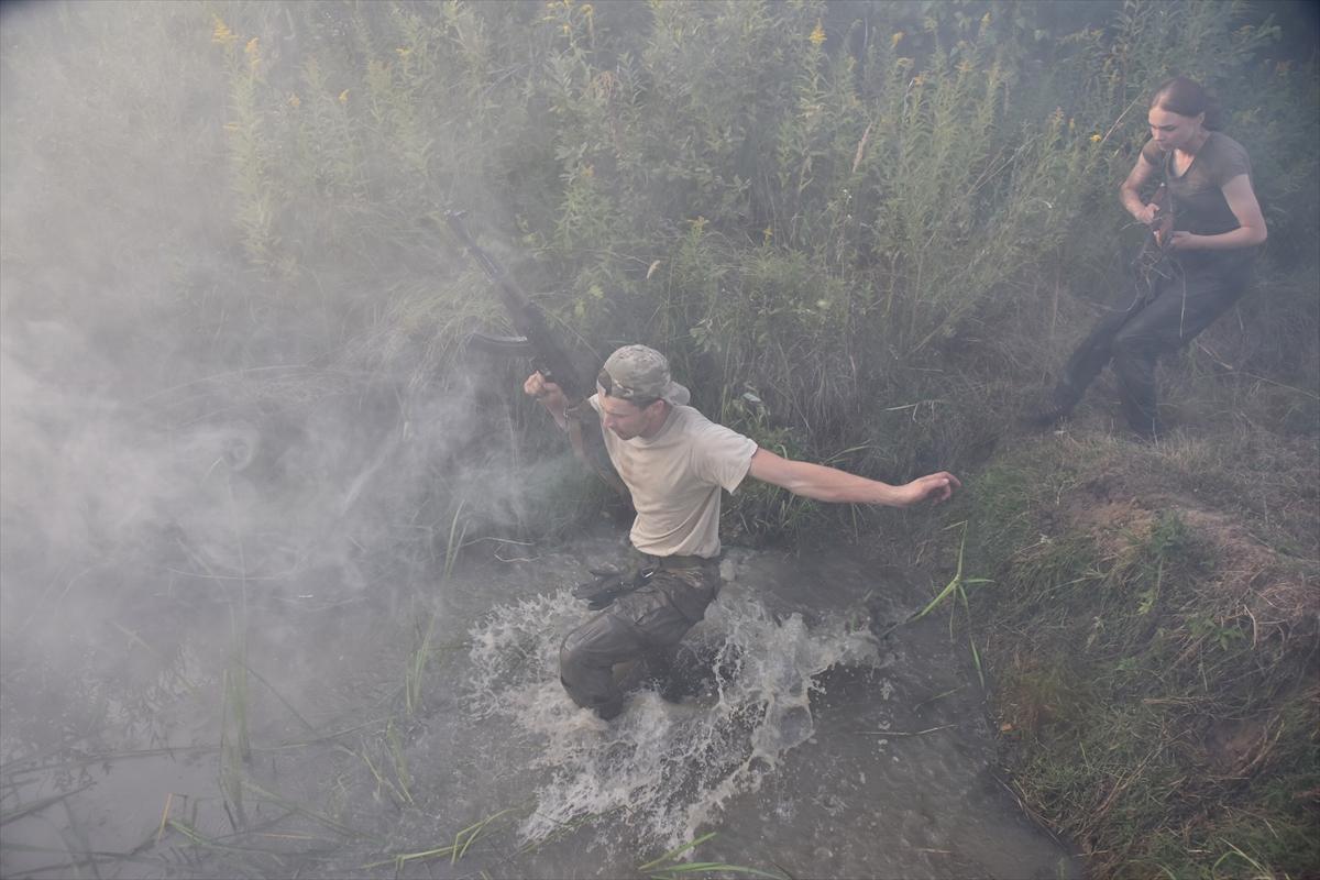 Ukraynalı gençler, askeri eğitimden geçiyor