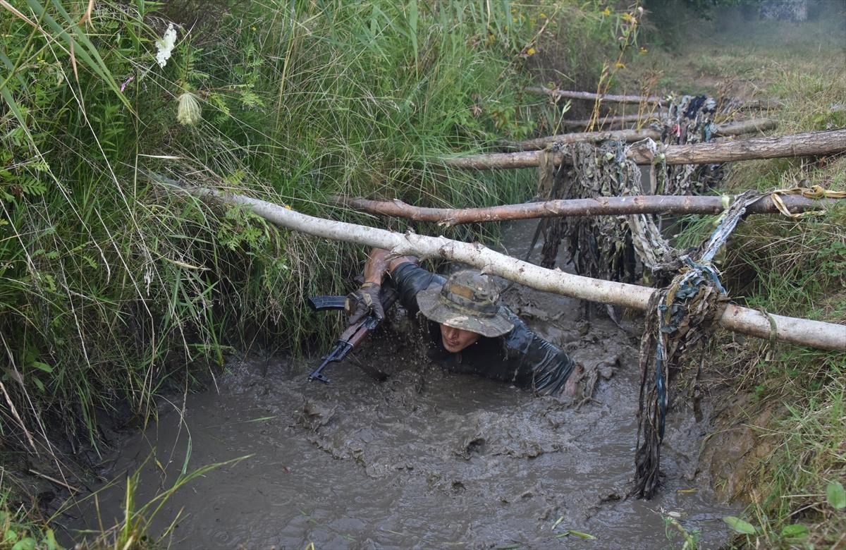 Ukraynalı gençler, askeri eğitimden geçiyor