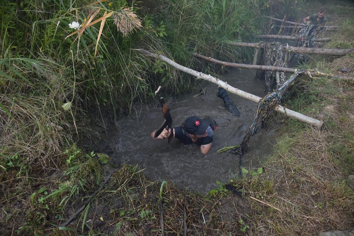 Ukraynalı gençler, askeri eğitimden geçiyor
